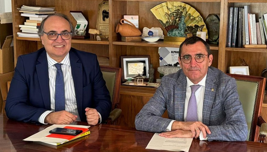 Luis Alberto Calvo Sez, presidente de la Organizacin Colegial Veterinaria (OCV), y Valentn Almansa de Lara...