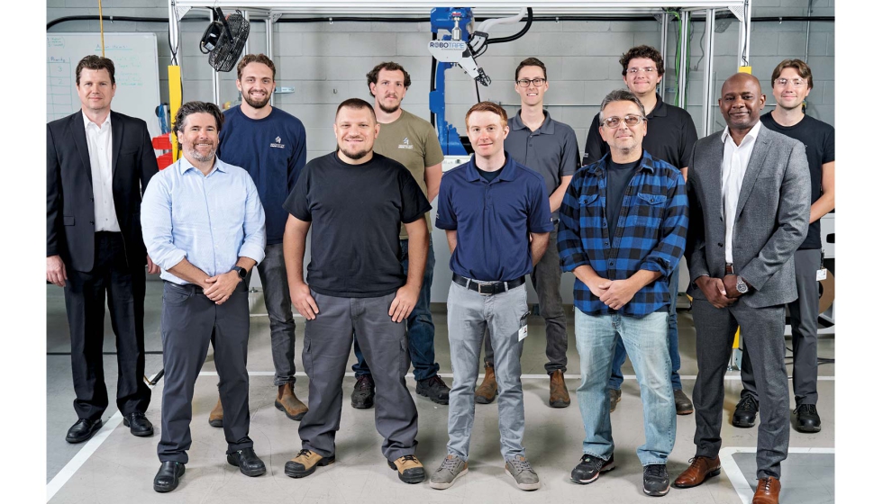 Los expertos en ingeniera de Innovative Automation y Beckhoff en las instalaciones de RoboTape en Newmarket, Ontario...