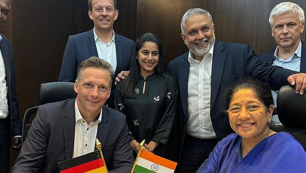 Dr. Sebastian C. Schulte, CEO de Deutz, y Mallika Srinivasan, Chairman & Managing Director de TAFE Motors, firmaron el acuerdo...