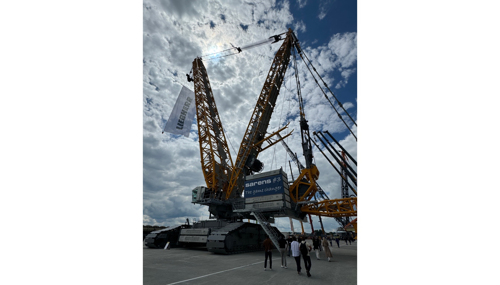 A impressionante LR 12500-1.0 da Sarens, com a sua capacidade de carga de 2.500 t e 200 m de altura de trabalho