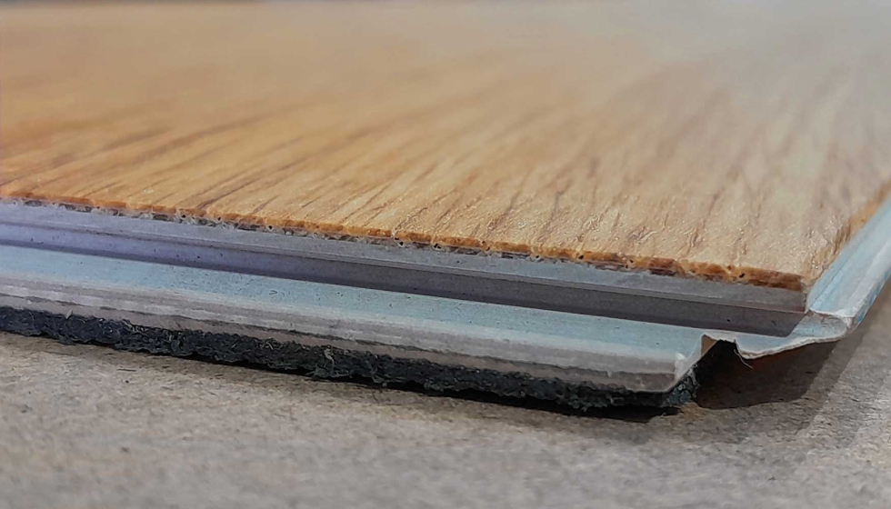 Zimafloor Wood es un pavimento hbrido con ncleo SPC y un acabado superior de madera natural