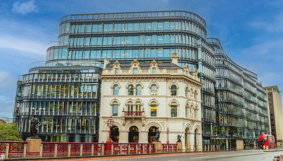 El edificio de oficinas y comercios Sixty London, con su fachada curva, se alza como teln de fondo de la arquitectura victoriana circundante...