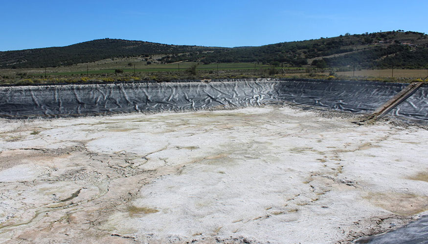 Balsa de agua vaca en la localidad castellonense de Ares del Maestrat