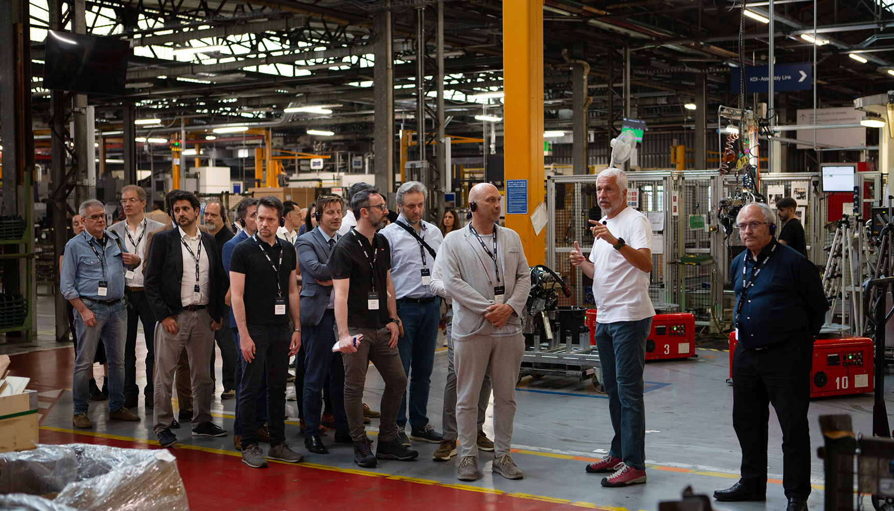 Visita a la fbrica de Kohler en Reggio Emilia, con la gua de Paolo Crema, director de la planta (segundo por la derecha)...