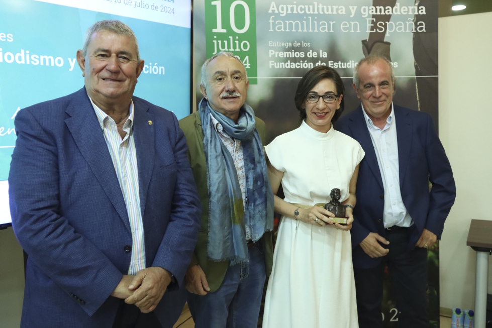 La periodista Elisa Plumed recibe el premio concedido a la Asociacin de Periodistas Agroalimentarios de Espaa (APAE)