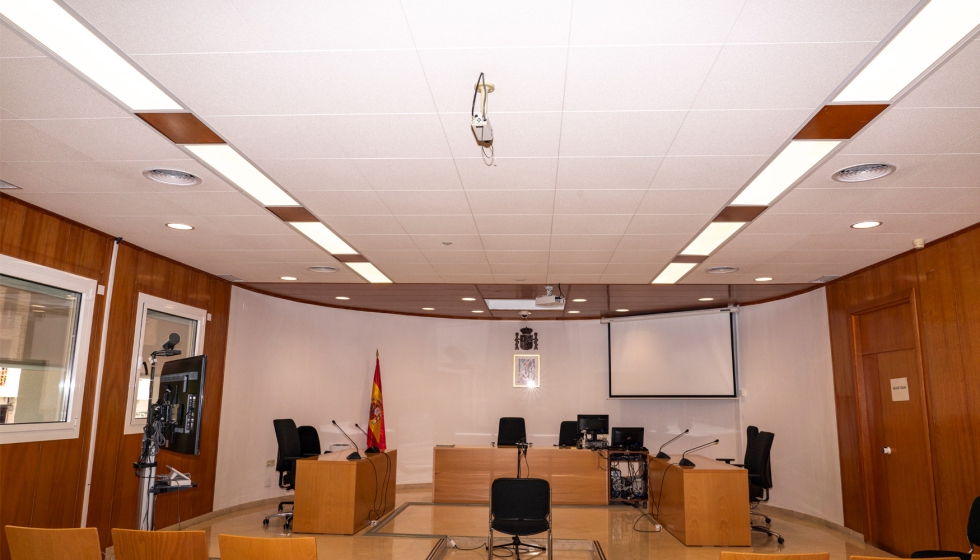 En el interior de las tres sedes judiciales, tambin se mejor la iluminacin interior (en la imagen las oficinas de Caravaca)...