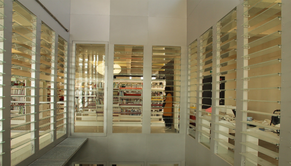 En el tragaluz central del edificio se han instalado ventanas de uin2 para dotar de luz natural el interior de la biblioteca...