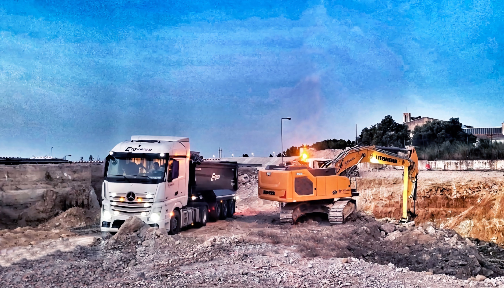 Las excavadoras de cadenas Liebherr R 938 y R 928 de Grupo Verdasca realizarn fundamentalmente trabajos de demolicin y de movimiento de tierras...
