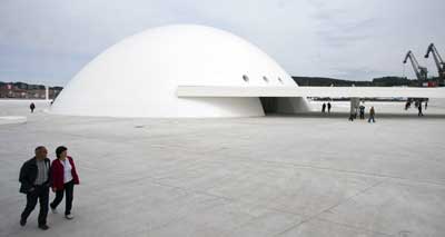 Oscar Niemeyer: No es la lnea recta la que me atrae, dura, inflexible, creada por el hombre. La que me atrae es la curva libre y sensual...