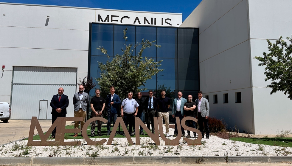 Foto de grupo de los representantes de Aspromec con los responsables de Mecanus a las puertas de sus instalaciones en Ejea de los Caballeros...