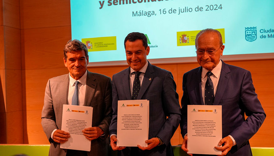 El ministro para la Transformacin Digital y de la Funcin Pblica, Jos Luis Escriv; el presidente de la Junta de Andaluca...