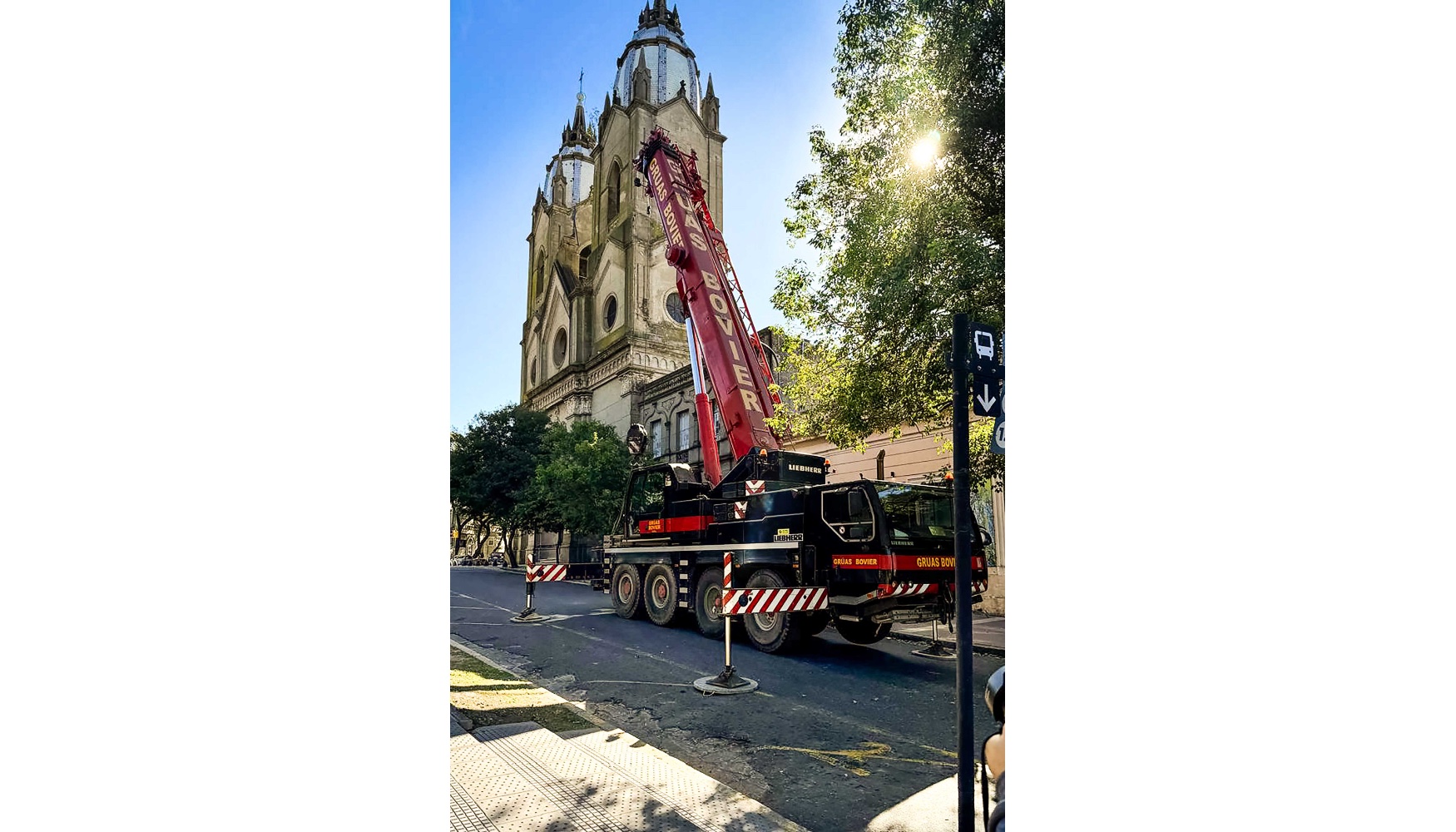 El contratista de gras argentino Gras Bovier SRL utiliz una LTM 1060/2 para sacar dos meteoritos de un museo de Paran...