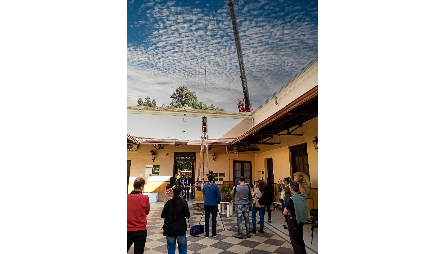 Una vez trasladados los cuerpos celestes fuera del edificio al patio interior, la LTM 1060/2 los elev por encima de los tejados del museo...