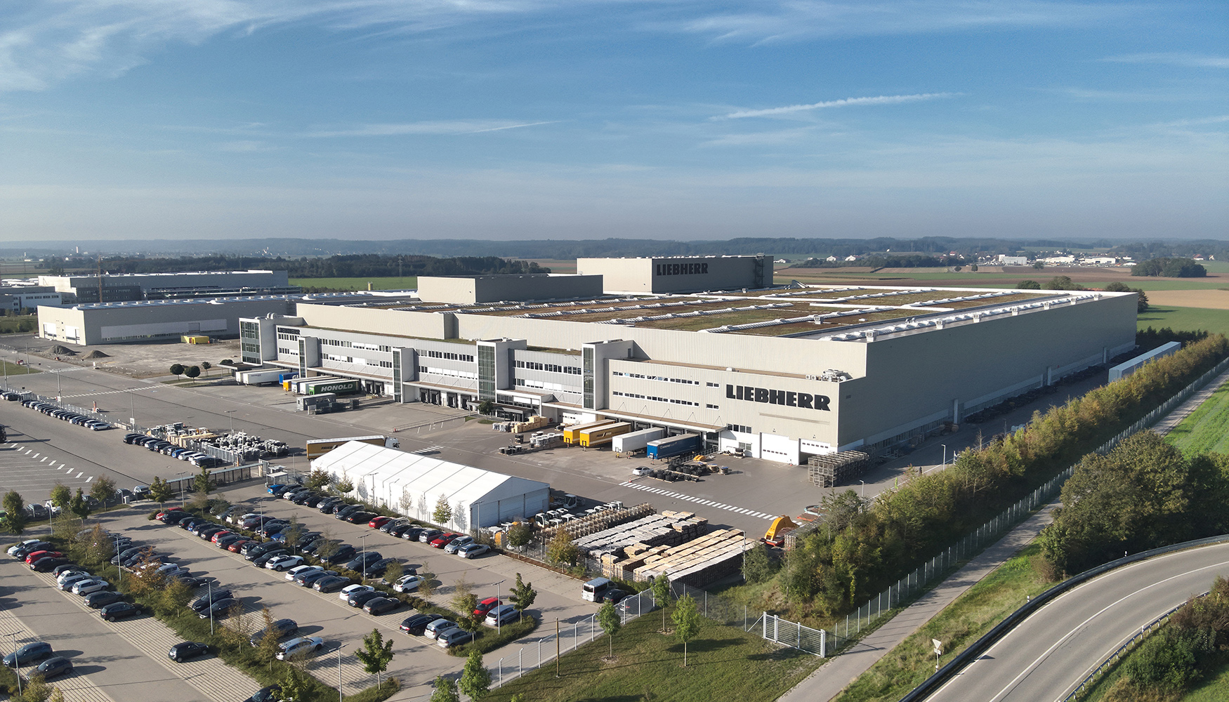 Centro Liebherr-Logistics en Oberopfingen (Alemania), desde donde atiende las ventas y el servicio del grupo en todo el mundo...