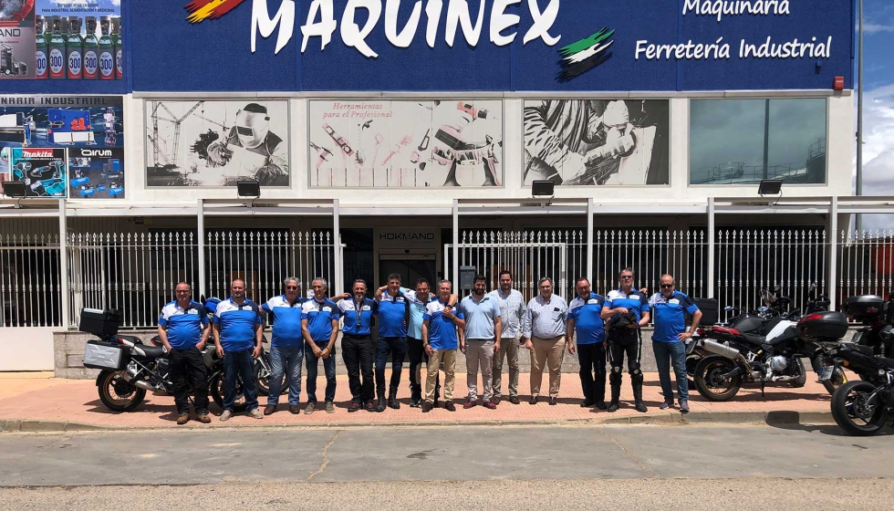 Los miembros de la Ruta del Cerramiento y los responsables de Maquinex Europa, posando antes las instalaciones de esta empresa...