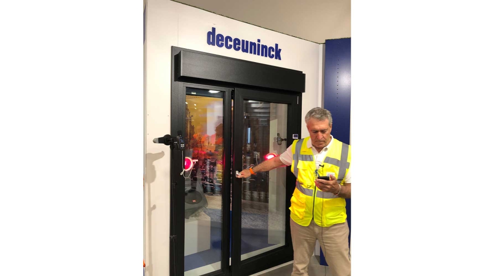 Nuevamente en el showroom, Lorenzo Cabrera explic con demostraciones el aislamiento trmico y acstico conseguido por los sistemas de Deceuninck...