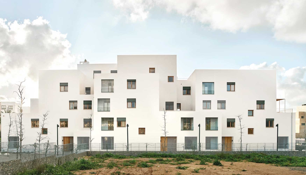 Raw Rooms de Peris+Toral proyecta 43 viviendas sociales en Ibiza, mediante la construccin vernacular con el uso de la tierra y la madera...