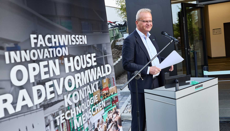 Michael Hehl, socio gerente de Arburg y portavoz del equipo directivo, inaugur oficialmente el 7 de junio de 2024 el modernizado ATC de Radevormwald...