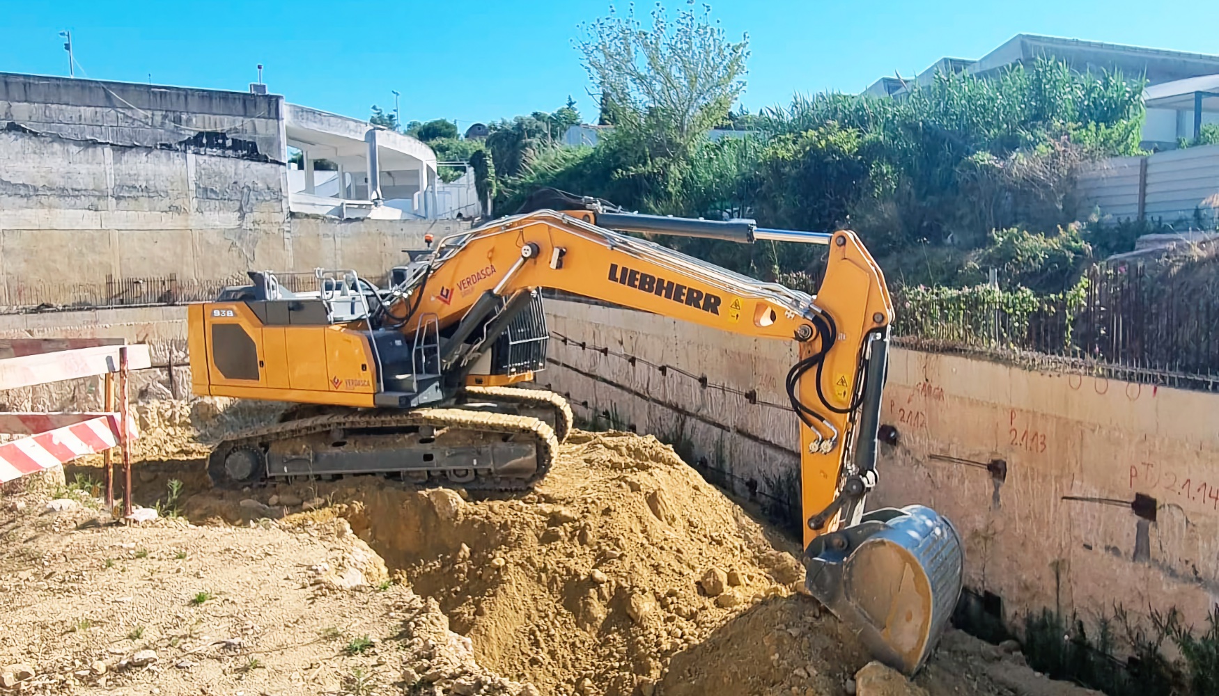 O Grupo Verdasca est a investir nas escavadoras de rastos Liebherr R 938 e R 928, as duas primeiras desta categoria no seu parque de mquinas...