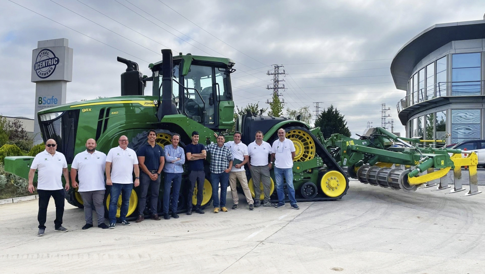 Al acto de entrega acudieron Manuel Granado, Territory Business Manager de John Deere; Carlos Alonso de Armio...