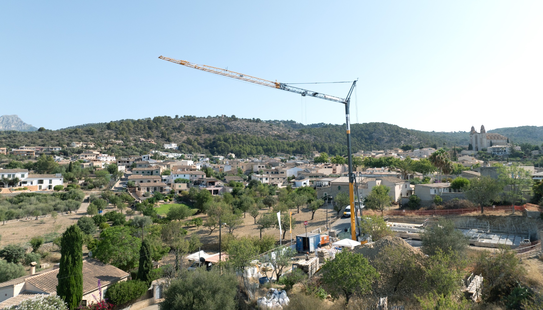 Edificam refuerza su parque de maquinaria con la adquisicin de la primera unidad de la gra automontable Liebherr 33 L, a nivel mundial...