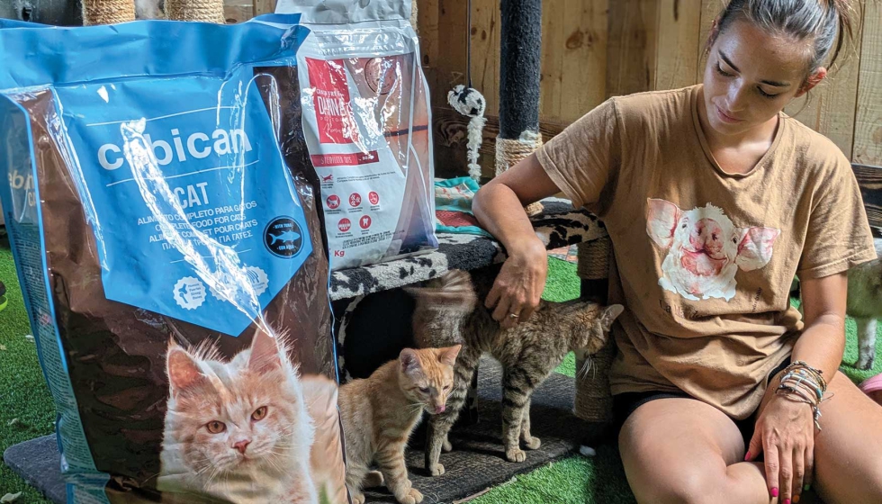 Natalia Rodrguez, fundadora de La Isla de Tali, con los sacos de comida donados por Nugape Pet Food