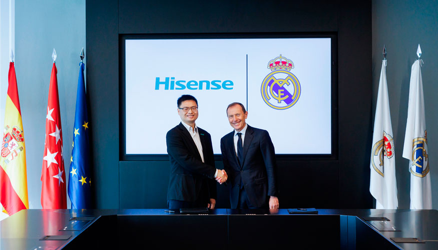 Jerry Liu, vicepresidente de Hisense Internacional y Emilio Butragueo...