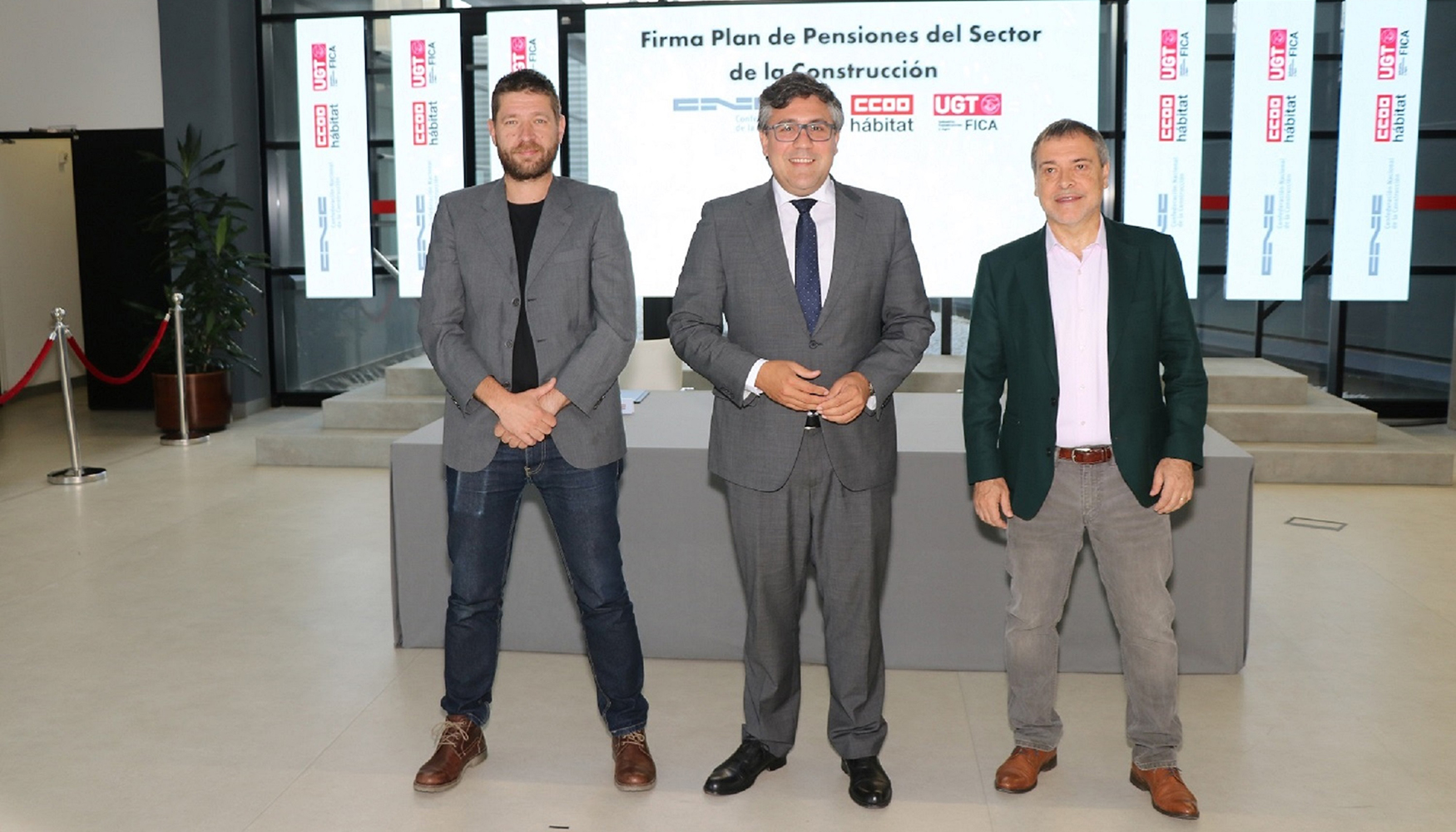 Daniel Barragn Burgui (CCOO del Hbitat), Pedro Fernndez Aln (CNC) y Mariano Hoya Callosa (UGT FICA)...