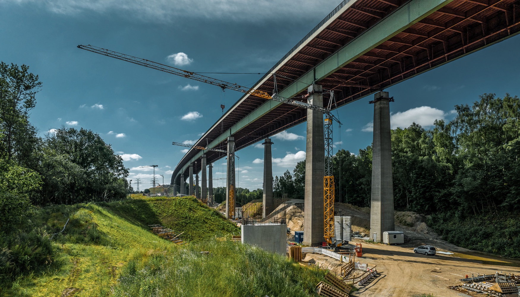 Las gras K giran parcialmente bajo el puente, por lo que se instalan con la torre replegada