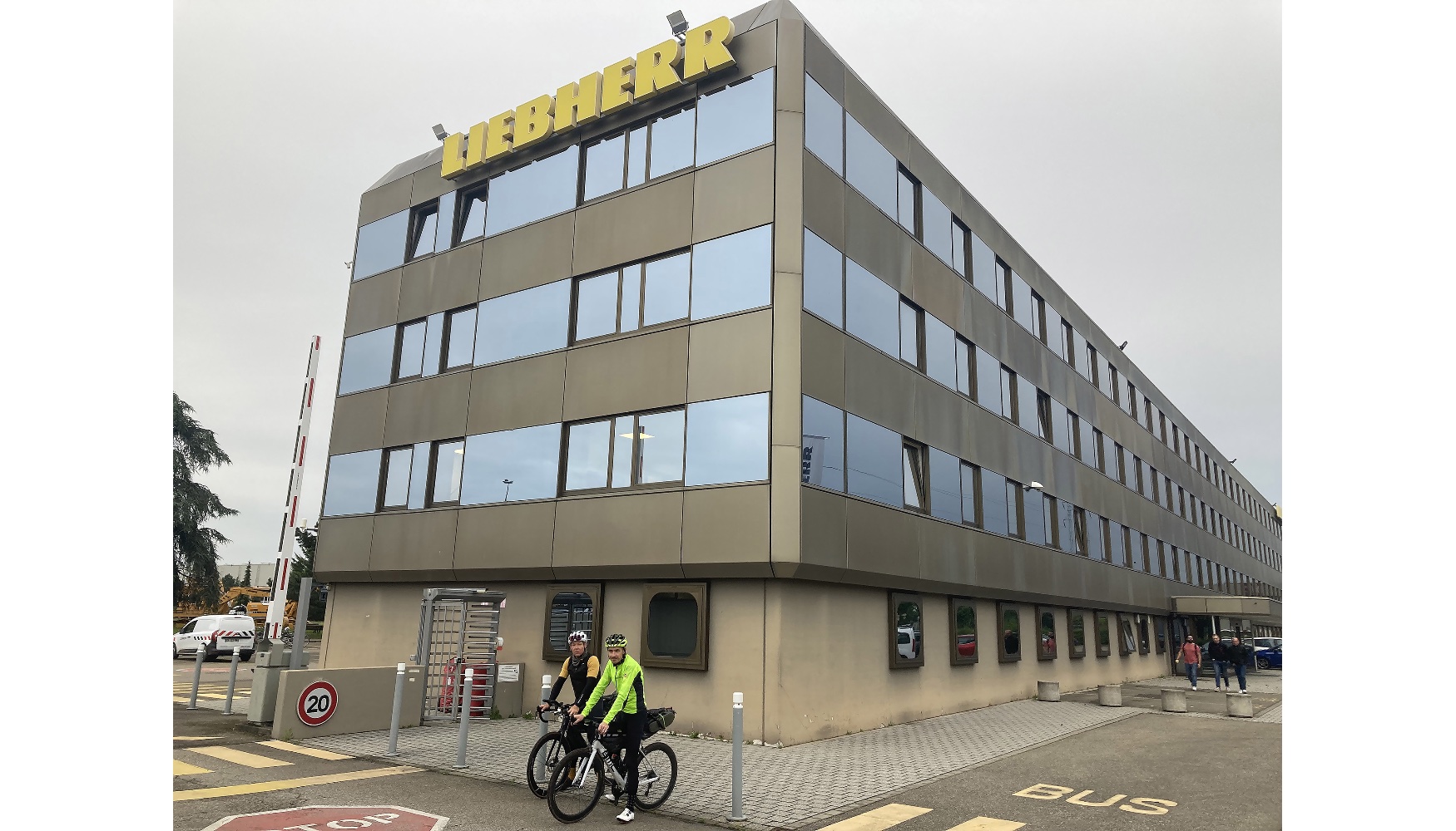 El gerente Alexandre Leroux tom la palabra a Loc Flochlay de Liebherr: juntos visitaron la planta de produccin de Liebherr en bicicleta...