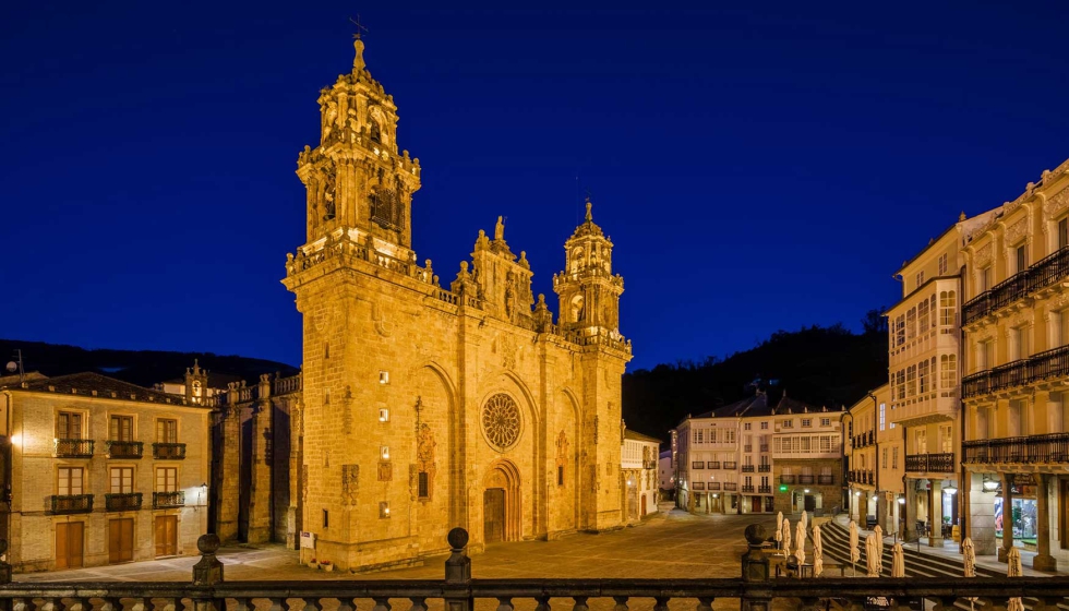 ATP ha iluminado la catedral baslica de la Virgen de la Asuncin de Mondoedo con una combinacin estudiada de proyectores Aire Serie 7, 5 y 3...