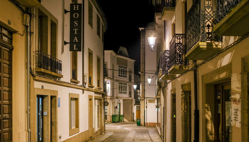 El alumbrado de estilo clsico Villa XLA ofrece un alumbrado uniforme y sin deslumbramiento y respeta la esencia de las calles del casco histrico...