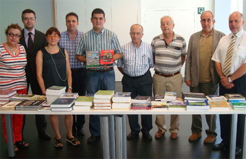 Representatives of Phytoma-Spain show the two winning entries