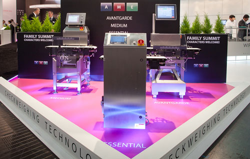 Exposicin de la maquinaria de OCS Checkweigher en la reciente edicin del saln Interpack 2011