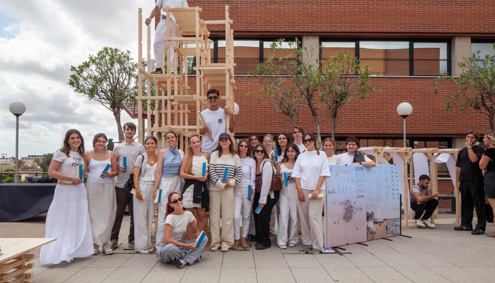 Los alumnos de la UIC Barcelona School of Architecture participantes en el proyecto Kigumi, ganador del Taller Vertical