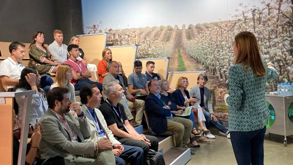 La jornada inaugural, celebrada en el espacio Cosmofruta de AFRUCAT, reuni a los participantes del programa, mentores y representantes del sector...