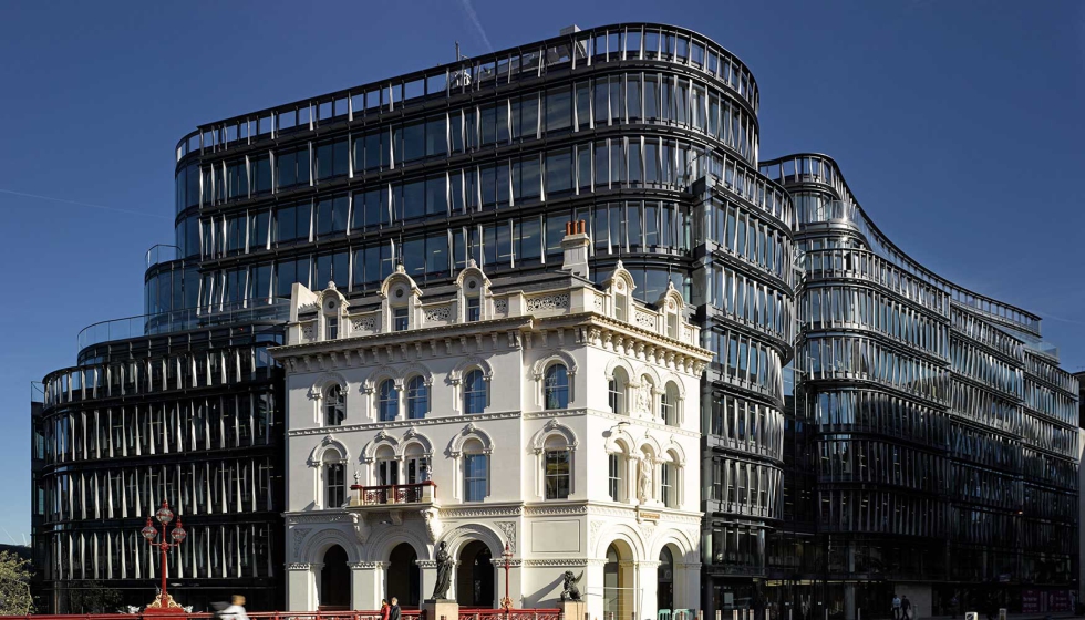 'Sixty London', edificio de oficinas y comercios de 9 plantas, en Camden, que que, con su fachada curva...