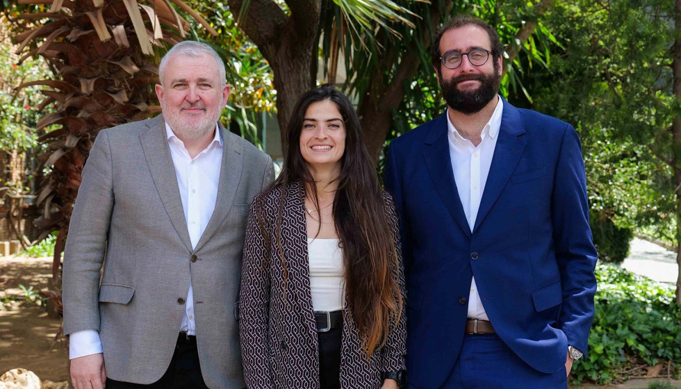 La doctora Gloria Nieva Esteve, junto a los coodirectores de su tesis, los doctores Salvador Borrs Gmez (izquierda) y Robert Teixid Barts...