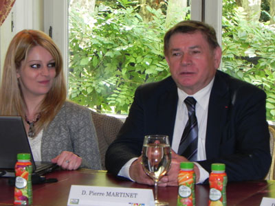 Pierre Martinet, a la derecha, junto a Christelle Roux, del departamento de marketing