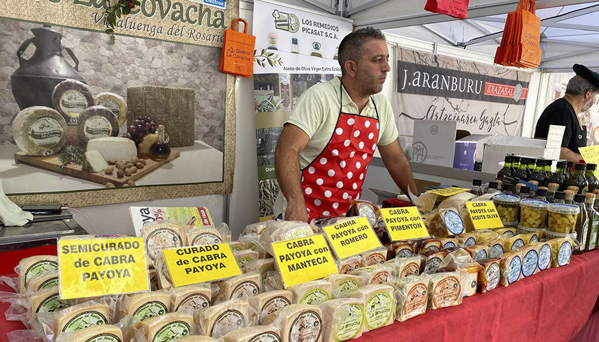 Variedades de queso expuestas en las calles de Zamora