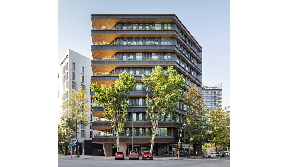 Edifiicio Entrega, de Batlleiroig, en Barcelona, con vidrios de Saint-Gobain Glass. Foto: Batlleiroig - Oriol Gmez...