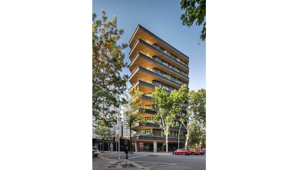 El edificio consta de una planta baja pblica y difana, en contacto con los espacios libres de la manzana, y ocho plantas de oficinas...