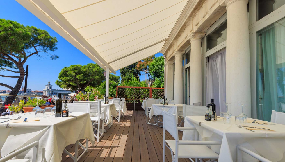 La prgola Hydra de KE fue la solucin escogida para la terraza del restaurante para socios de la entidad