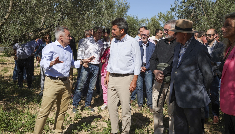 Carlos Mazn, presidente de la Comunitat Valenciana, en una reunin con agricultores y ganaderos