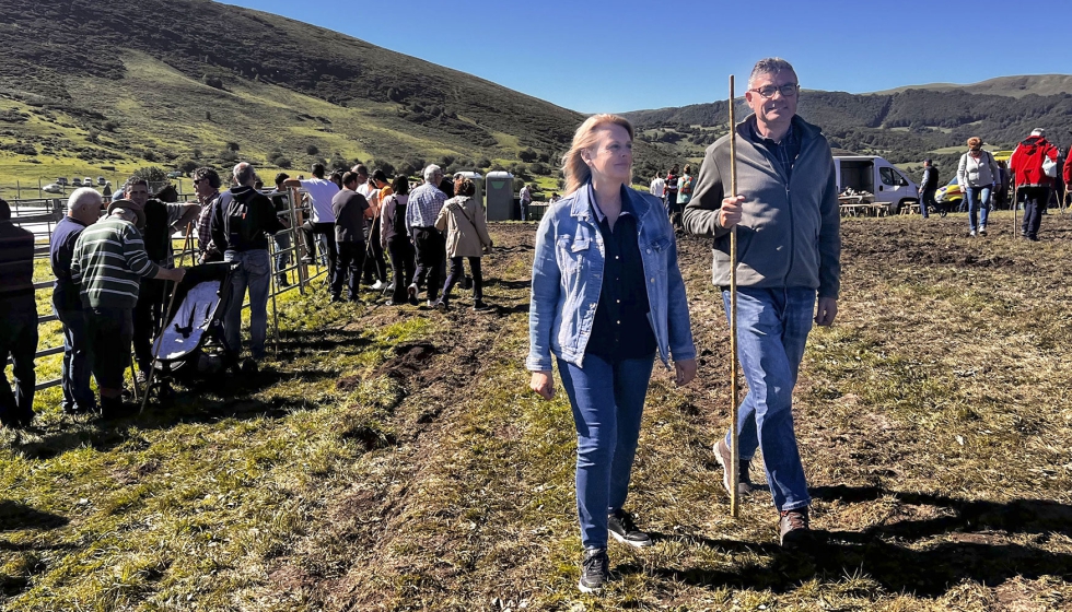 La consejera cntabra Mara Jess Susinos asiste a la feria La Tejera en San Miguel de Aguayo