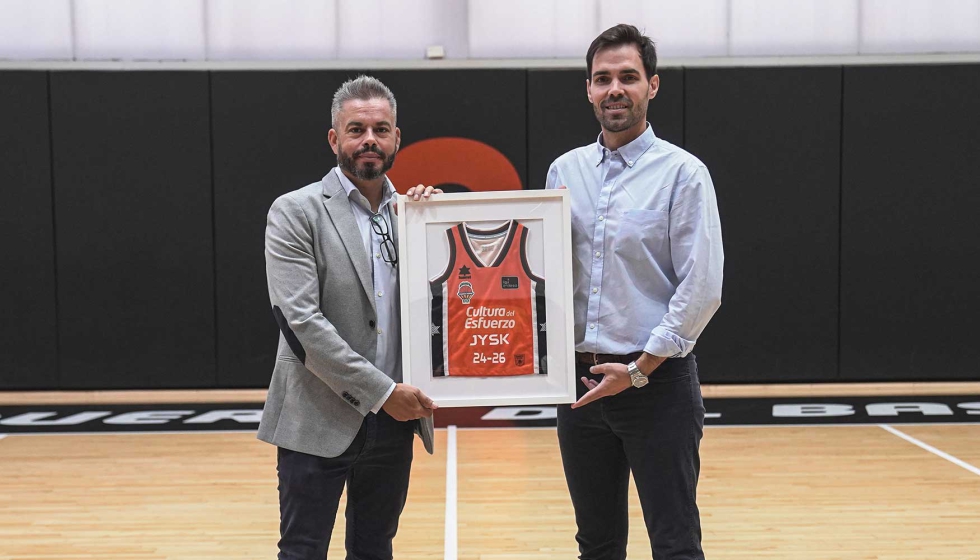 De izq. a dcha.: Carlos Haba, director de JYSK Espaa y Portugal y Enric Carbonell, director general de Valencia Basket