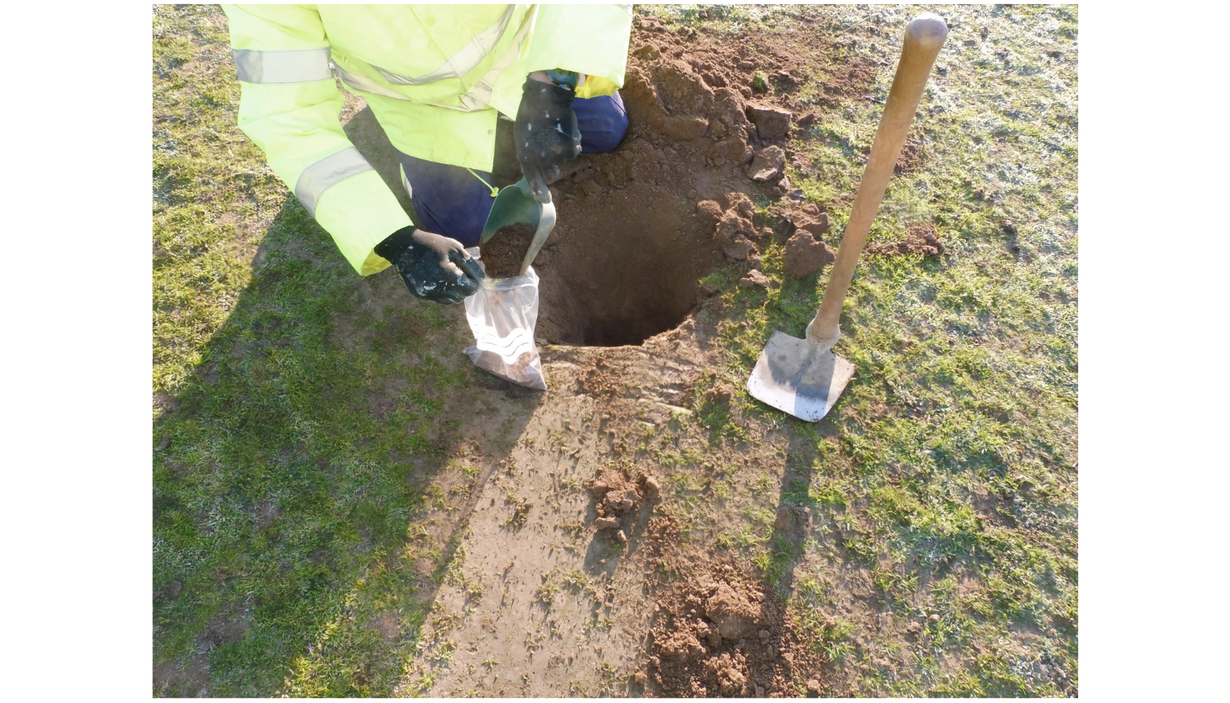 Figura 4. Toma de muestra para geoqumica en 'Nuevo Linares'. La paleta toma-muestras es de plstico para evitar contaminaciones metlicas...