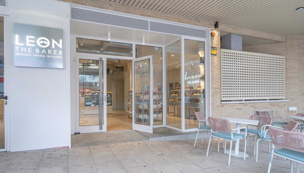 Esta nueva tienda Leon The Baker destaca por su espacio difano y el uso de materiales brutos como la chapa metlica. Foto: Marta Mancenido...