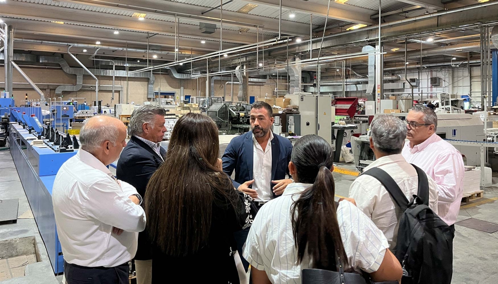 En el centro, Luis Hedo, CEO de Solitium, durante la visita a las instalaciones de Imprentas Gmez Aparicio