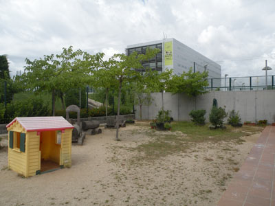 Uno de los patios del centro Simphonie donde, entre varias actividades, los alumnos cultivan un huerto ecolgico...